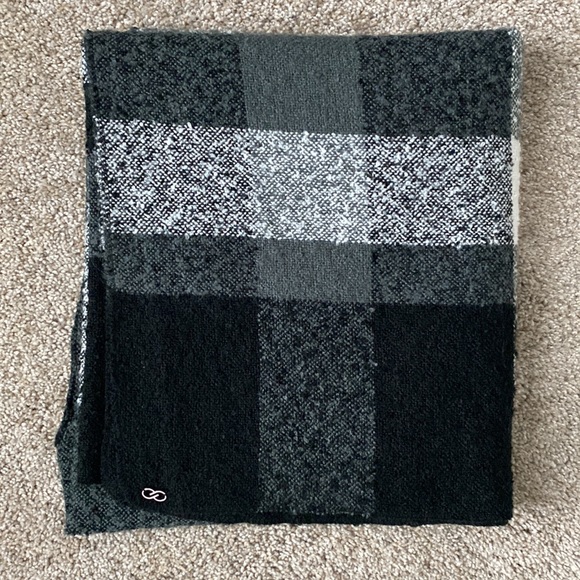 CALIA by Carrie Underwood Wrap - Picture 8 of 11